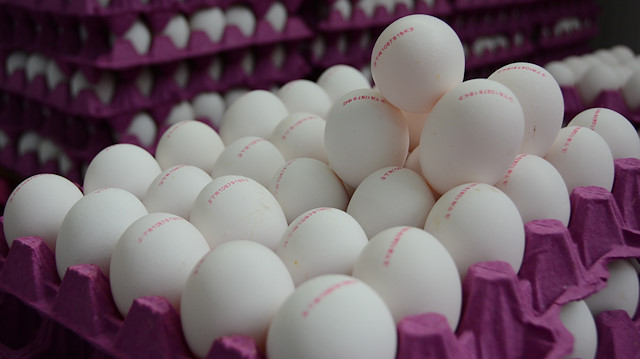 30 adetlik bir koli yumurtanın fiyatı zincir marketlerde 8 liraya, pazar ve bakkallarda 5-6 liraya geriledi.
