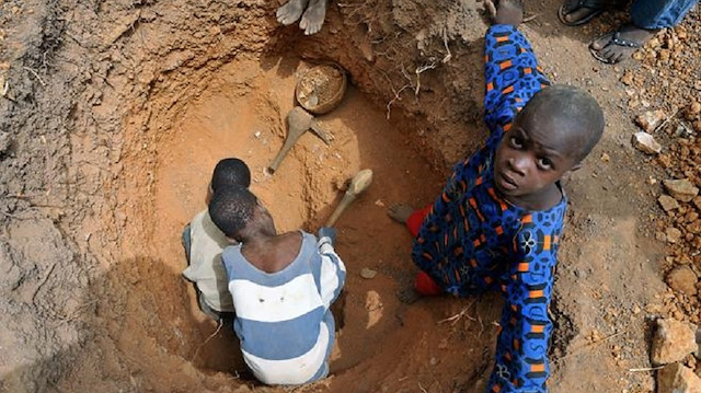 Children dig for gold in Kenya