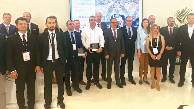 Ödülü Büyükşehir Belediyesi adına Türkiye İsveç Büyükelçisi Hakkı Emre Yunt Gaziulaş Genel Müdürü Recep Tokat’a verdi. 