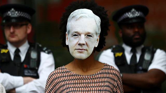 WikiLeaks’in kurucusu, Julian Assange dava öncesi mahkeme önünde protesto edildi. 