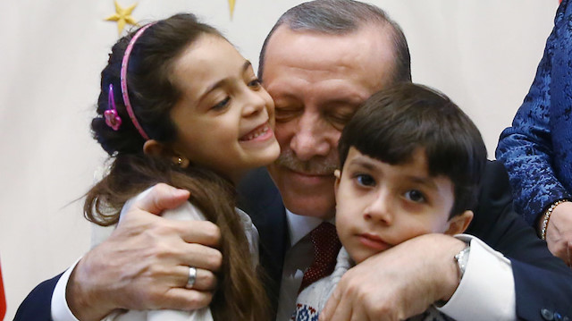 Çocukları çok seven Cumhurbaşkanı Erdoğan, daha önce defalarca minik misafirlerini ağırlamıştı.