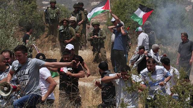 İsrail işgal güçleri, göstericilere gerçek mermi ile saldırıyor.