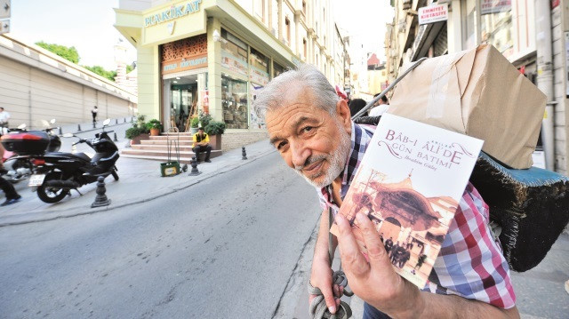 2018 yılında anılarını 'Bab-ı Ali'de Gün Batımı' ile yayınlayan İbrahim Güleç'in 4 de şiir kitabı var.