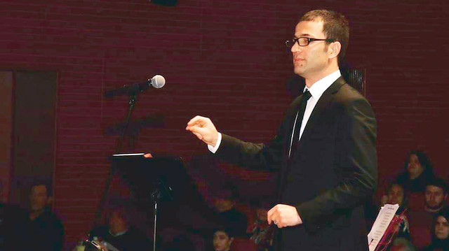 AK Parti döneminde belediye bünyesinde müzisyen olarak çalışan Ayhan Çil