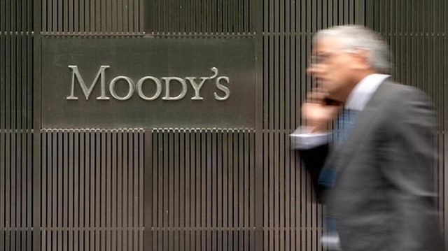 Moody's Türkiye'nin kredi notunu düşürdü.