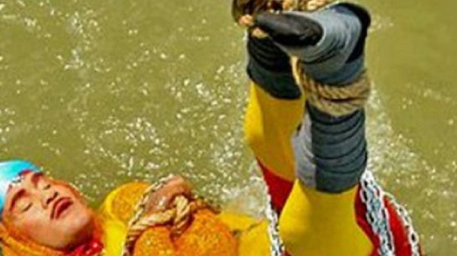 اختفاء ساحر هندي أثناء ممارسة خدعة تحت الماء