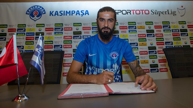 Kasımpaşa formasını sırtına geçiren Fatih Öztürk, resmi sözleşmeye imzayı attı.