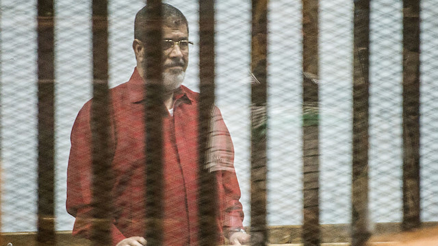 Mısır'ın seçilmiş ilk Cumhurbaşkanı Muhammed Mursi, mahkemeye idam kıyafetiyle çıkarılmıştı.