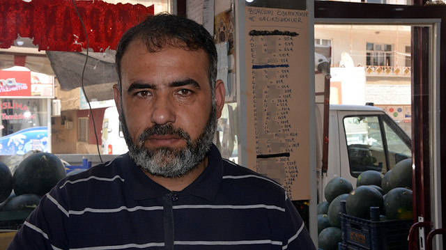 Manavlık yapan Ahmet Özdemir borcunu ödemeyen müşterilerinin isimlerini duvara astı.