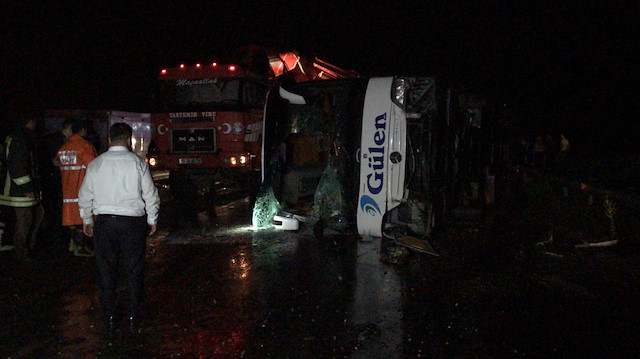 Otobüs yağış nedeniyle kayganlaşan yolda kontrolden çıkarak devrildi.