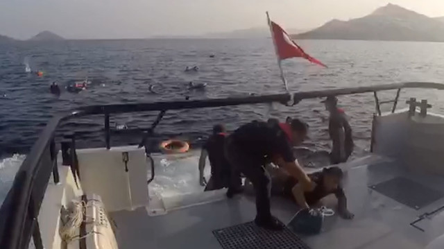Göçmenleri taşıyan tekne battı