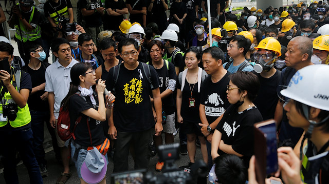Protestocular, yönetimin tasarıda ısrarcı olması halinde Hong Kong vatandaşlarına işlerini ve derslerini boykot çağrısında bulundu.

