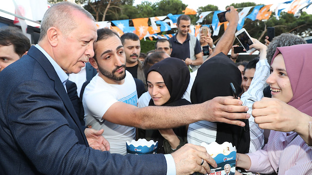 Cumhurbaşkanı Erdoğan seçim bürolarını ziyaret etti.