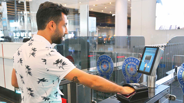 Biyometrik Entegre Sınır Geçiş Ünitesi olarak adlandırılan hızlı pasaport geçiş sistemi kullanan yolcular, yeni uygulamadan memnun kaldıklarını ifade etti.