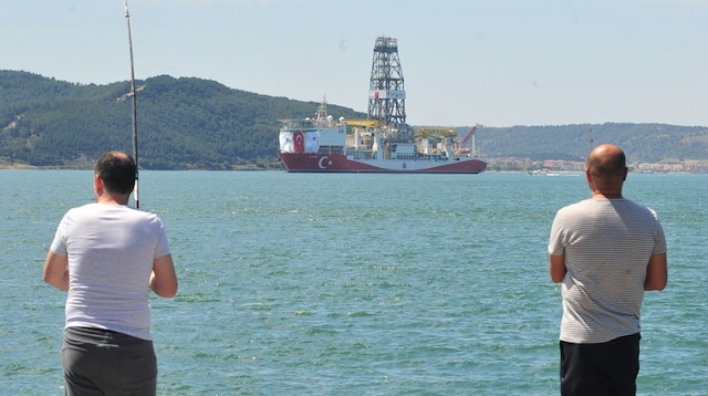 Türkiye'nin ilk sondaj gemisi 'Fatih' Çanakkale Boğazı'ndan geçerken.