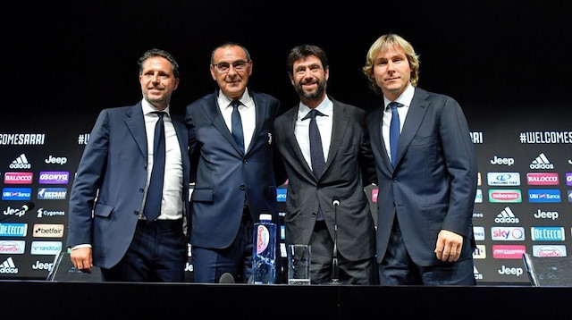 Maurizio Sarri, Juventus'la resmi sözleşme imzaladı ve basın mensuplarına poz verdi.