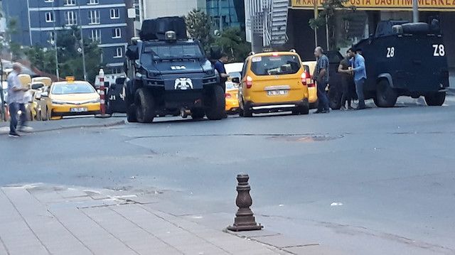 Operasyon sırasında, sokağın giriş ve çıkışı zırhlı araçlarla kapatıldı. 
