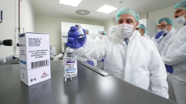 Sanayi ve Teknoloji Bakanı Mustafa Varank, TÜBİTAK'ın baş ve boyun kanserlerinin tedavisinde kullanılmak üzere başlattığı yerli ilaç çalışmalarını yerinde inceledi. (Foto:AA)