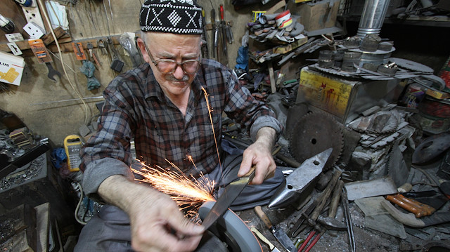 عراقي يناضل لحماية السكاكين اليدوية من "الذبح"