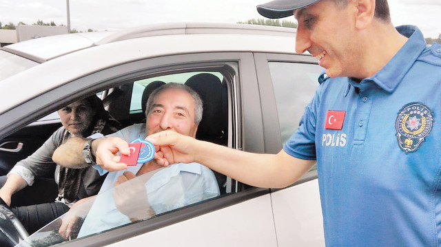 Gurbetçileri uzun yolculuklarında sıkıntı çekmemeleri için Sırbistan’da Türk polisi karşılıyor.