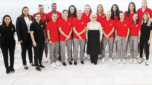 Emine Erdoğan, milli sporcularla buluştu.