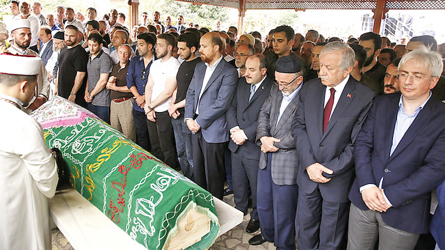 Cenaze namazına, Mustafa Varank ve Bilal Erdoğan da katıldı.