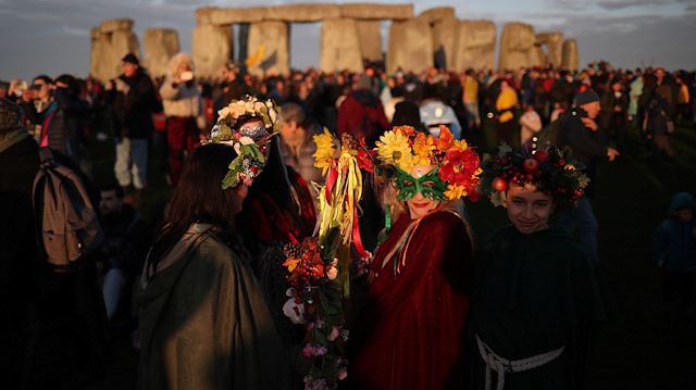 The sun rises as revellers welcome in the Summer Solstice at the Stonehenge stone circle, in Amesbury, Britain June 21, 2019. REUTERS/Hannah McKay

