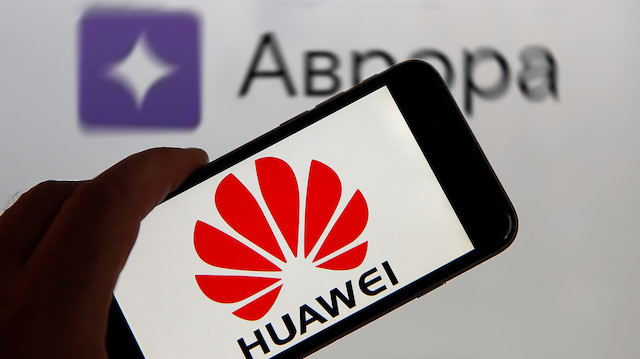 Huawei logosunun arkasında Rusya menşeili işletim sistemi Aurora'nın logosu görülüyor. 