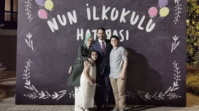 ​Hazine ve Maliye Bakanı Berat Albayrak kızının mezuniyet töreninde çekilen aile fotoğrafını sosyal medya hesabından paylaştı.