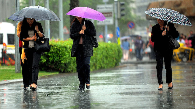 Yağmur altında yürüyen vatandaşlar. 