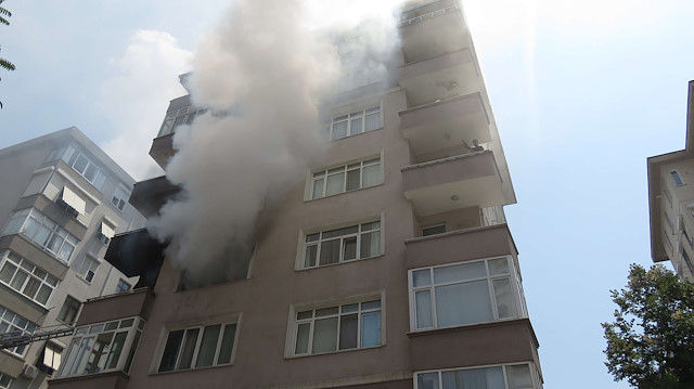 Kadıköy Bayer Caddesi'ndeki bir apartmanda henüz bilinmeyen nedenle yangın çıktı.