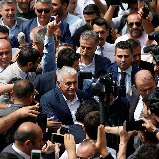 Binali Yıldırım seçim sonuçlarını takip etmek için AK Parti İl Başkanlığı'na geldi