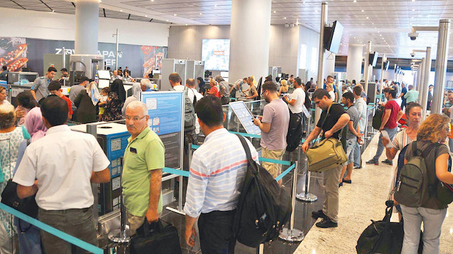 İstanbul Havalimanı’nda kontuvar ve güvenlik kontrollerinde uzun sıralar oluştu.