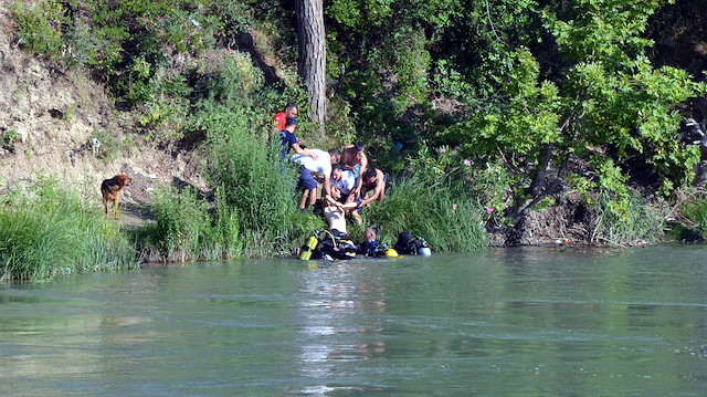 Jandarma ekipleri boğulan gencin cesedini sudan çıkardı.