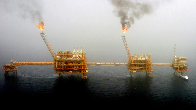 FILE PHOTO: Gas flares from an oil production platform at the Soroush oilfields in the Persian Gulf, south of the capital Tehran, July 25, 2005. REUTERS/Raheb Homavandi/File Photo

