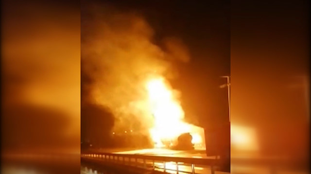 Kimyasal yüklü tanker alev alev yandı