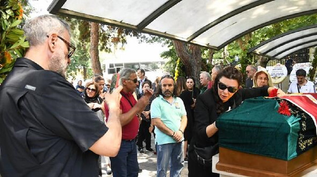 Selen Görgüzel tabuta sarılırken eşi Hamdi Alkan fotoğrafını çekti.