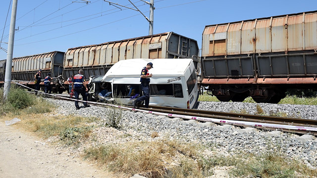 Trenin, servis minibüsüne çarpması sonucu bir kişi ölmüş, 4 kişi de yaralanmıştı. 