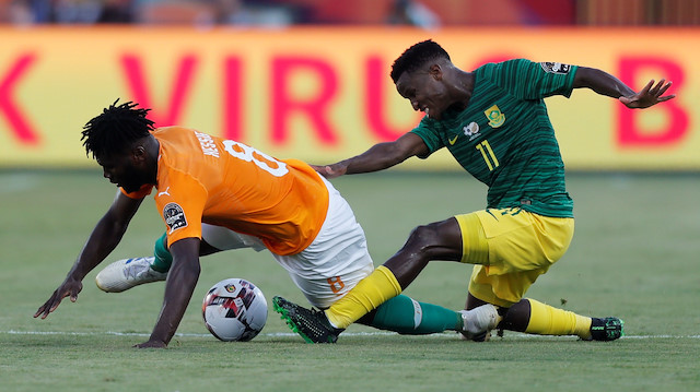 Soccer Football - Africa Cup of Nations 2019 - Group D - Ivory Coast v South Africa - Al Salam Stadium, Cairo, Egypt - June 24, 2019 South Africa's Themba Zwane in action with Ivory Coast's Franck Kessie 