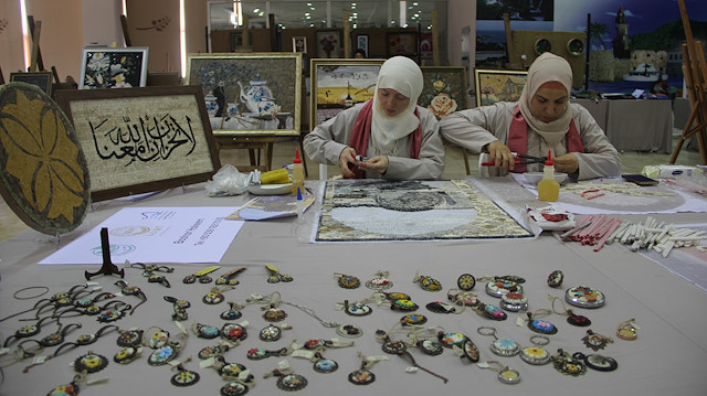 أرامل سوريات يعرضن منتجاتهن اليدوية جنوبي تركيا