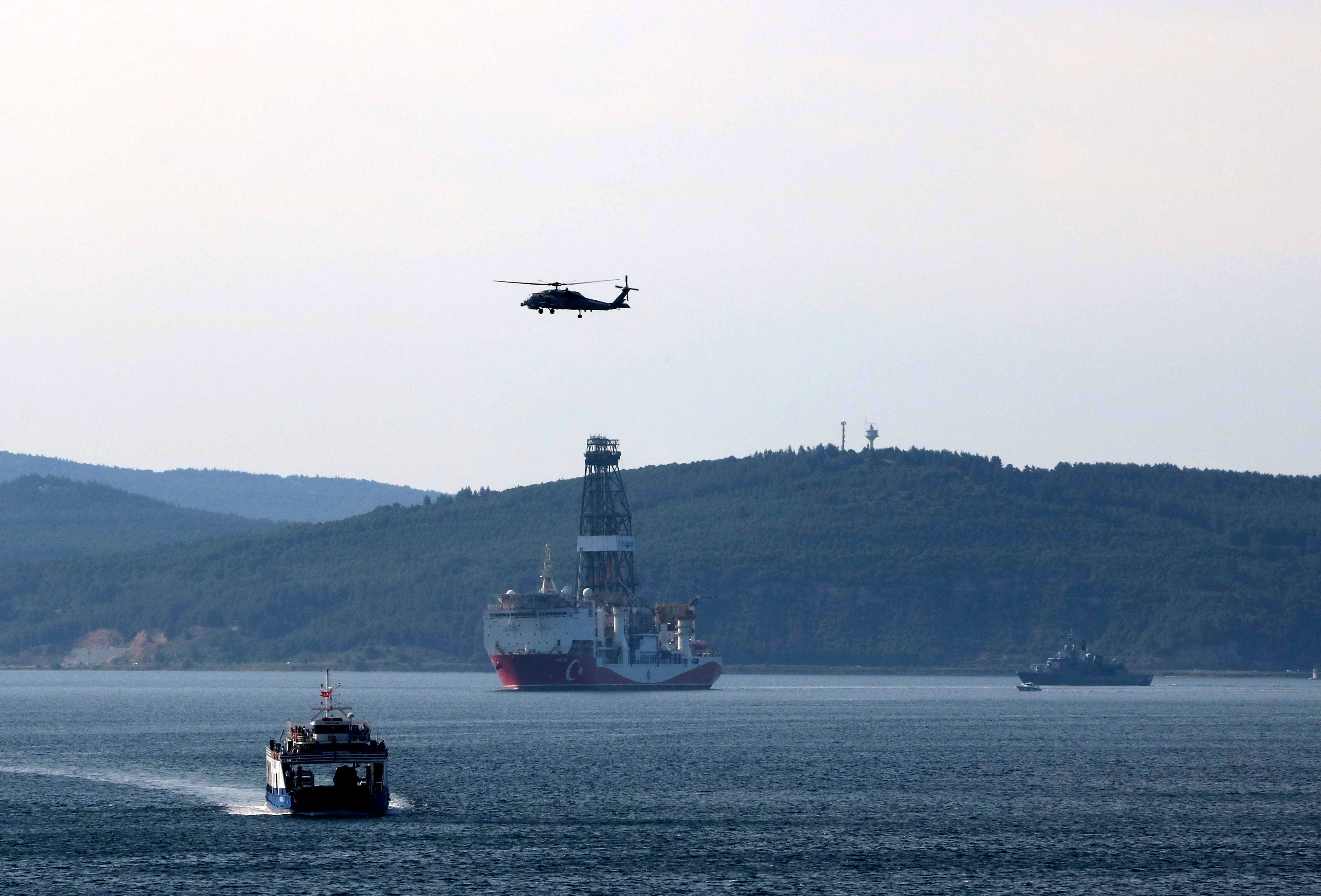 Yavuz Sismik Gemisi, Çanakkale Boğazı'ndan geçerken.