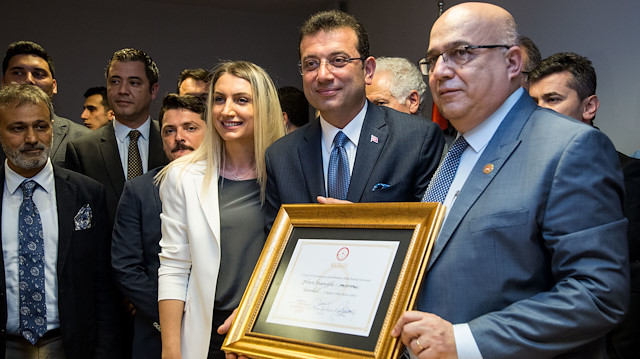 İmamoğlu, mazbatasını İl Seçim Kurulu Başkanı Ziya Bülent Öner'den aldı