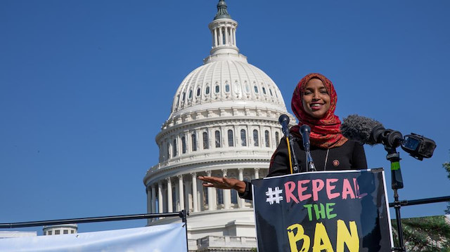 ABD Temsilciler Meclisi'nin ilk Müslüman kadın üyesi Minnesota Vekili Ilhan Omar yasağa ilişkin bir konuşma yaptı.

