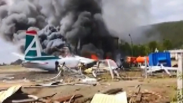 Rusya'da yolcu uçağı pistten çıktı: 2 pilot öldü, 22 kişi yaralandı