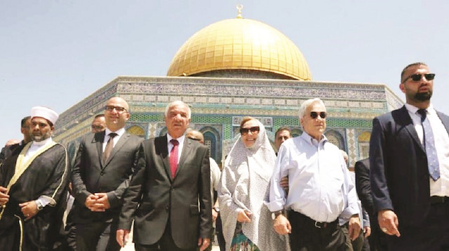 Şili Devlet Başkanı Sebastian Pinera'nın, beraberindeki heyetle işgal altındaki Doğu Kudüs'te yer alan Mescid-i Aksa'yı ziyaret etti.
