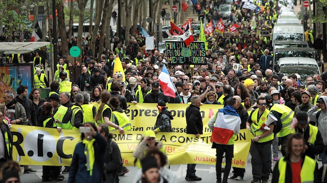 Arşiv: Sarı yelekliler Macron'u protesto ediyor.