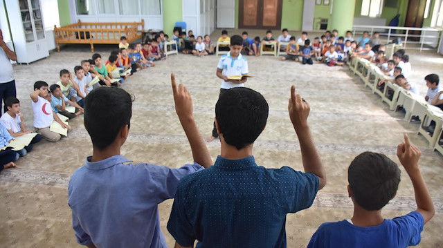 Camide sosyal ve kültürel etkinlikler kapsamında çocuklara işaret dili eğitimi veriliyor.