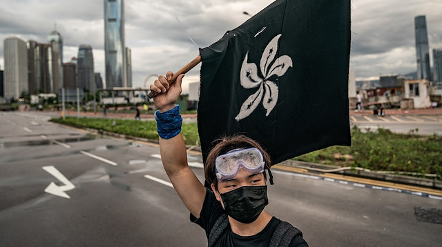 Çin'e devir teslimin yıl dönümünde Hong Kong sokakları hareketlendi