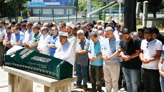 Cenaze namazı Topkapı Takkeci İbrahim Ağa Camii’nde kılındı.