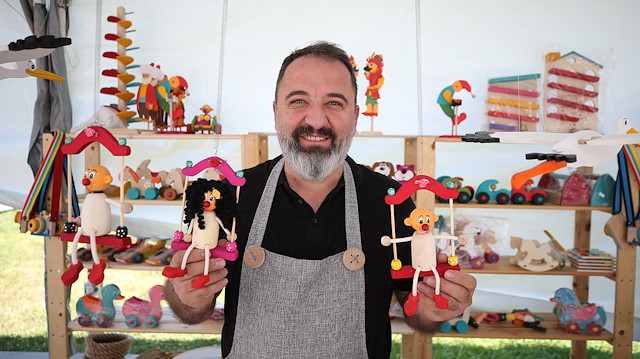 حرفي تركي يبدع في صناعة الألعاب الخشبية منذ 20 عامًا